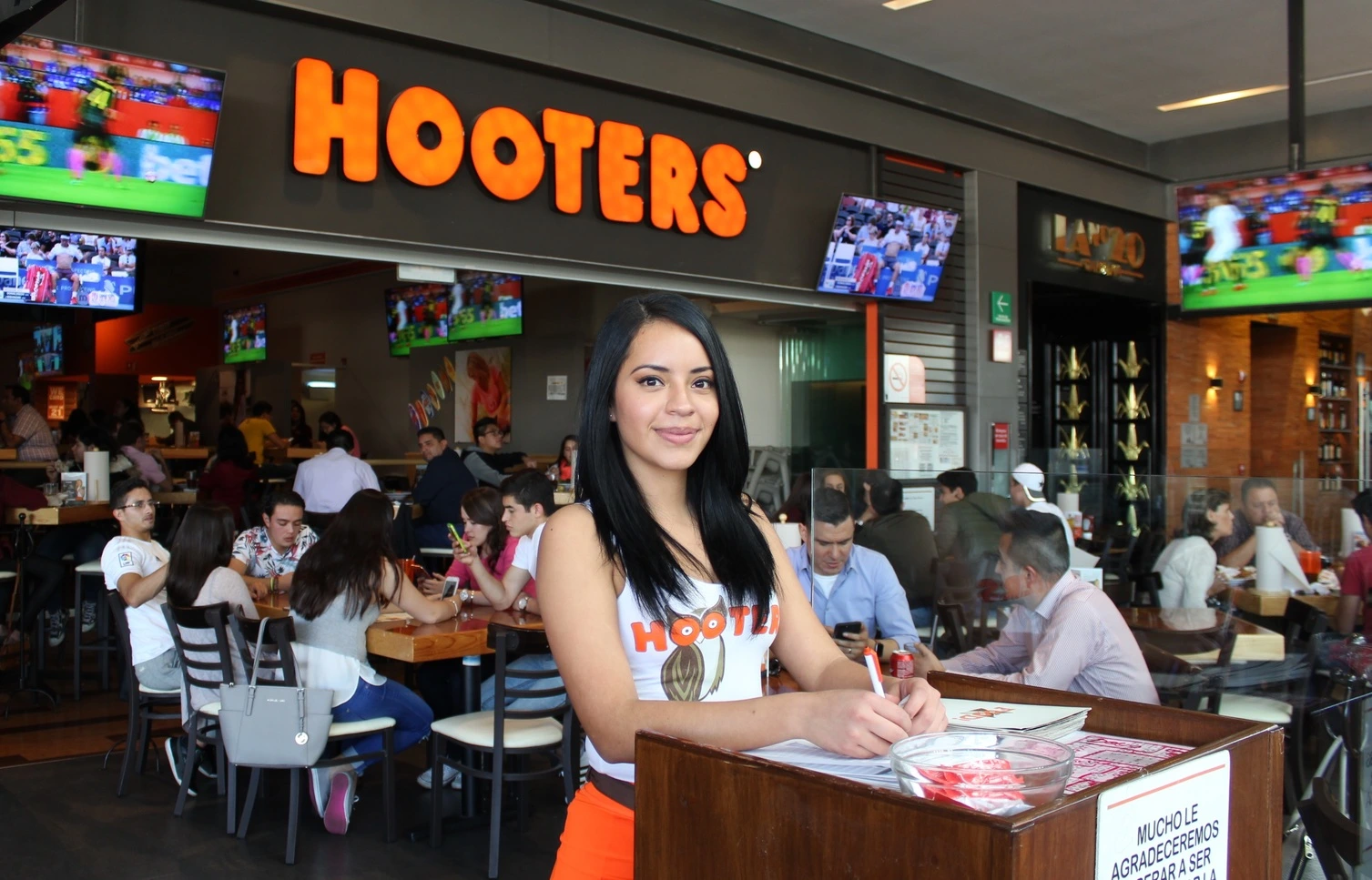 Clientes en Hooters disfrutando
